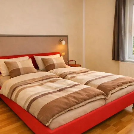 - 2 Schlafzimmer- Balkon Und Parkplatz
